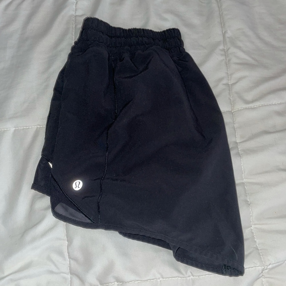 Lululemon black hotty hot shorts 4” size 6